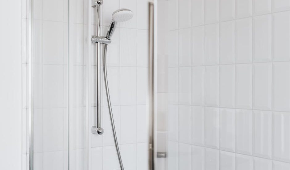 Fugi i silikon w łazience bez pleśni: dobór, aplikacja i serwis w 3-7 m2